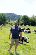 Yves Grandemange s’est installé en 2000 avec son épouse à Liézey, dans les Vosges, sur 160 ha tout en herbe, entre 600 et 900 m d’altitude, avec 60 vaches montbéliardes et vosgiennes. 80 000 litres de lait sont transformés en fromage (munster et tomme) et 200 000 litres livrés à la laiterie. Il est par ailleurs responsable de la commission vendeurs directs à la FNPL.
© D. Grémy
Yves Grandemange s’est installé en 2000 avec son épouse à Liézey, dans les Vosges, sur 160 ha tout en herbe, entre 600 et 900 m d’altitude, avec 60 vaches montbéliardes et vosgiennes. 80 000 litres de lait sont transformés en fromage (munster et tomme) et 200 000 litres livrés à la laiterie. Il est par ailleurs responsable de la commission vendeurs directs à la FNPL.
© D. Grémy